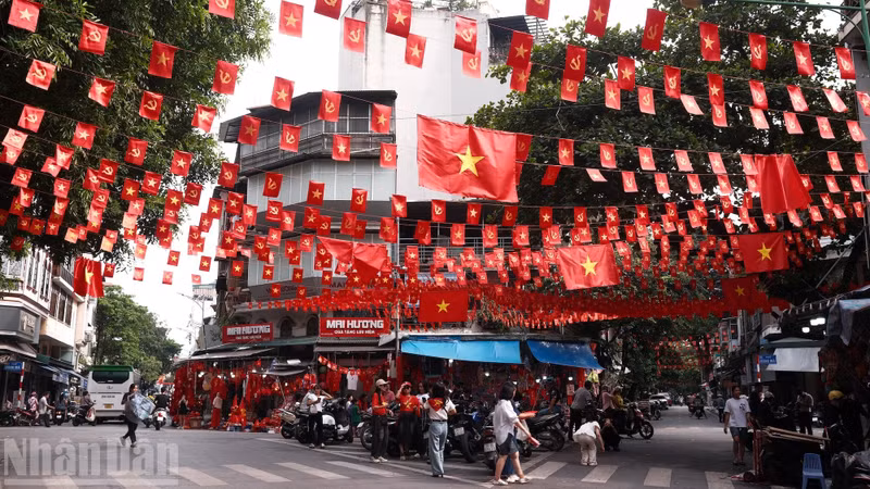 Calles llenas de banderas nacionales en Hanói en saludo al 80º aniversario de la Revolución de Agosto y del Día Nacional (Foto: Nhan Dan)
