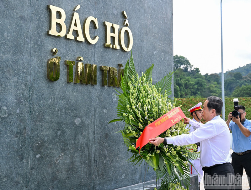 El presidente de la Asamblea Nacional, Tran Thanh Man, rinde homenaje al Presidente Ho Chi Minh. (Foto: Nhan Dan)
