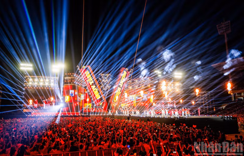 El programa artístico-político “La Patria en el corazón”, organizado por el periódico Nhan Dan (Pueblo) y el Comité Popular de Hanói en saludo al 80 aniversario de la Revolución de Agosto (19 de agosto) y el Día Nacional (2 de septiembre).