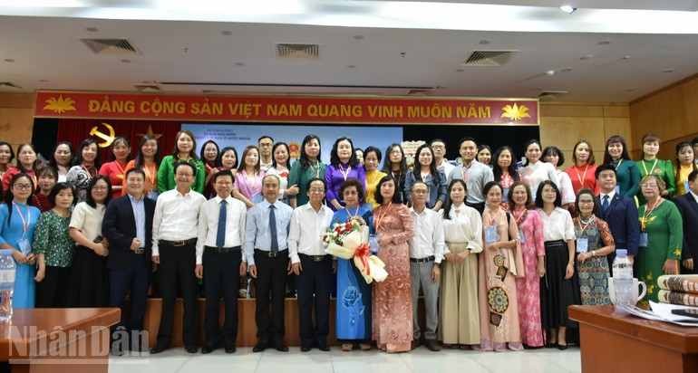 El comité organizador toma una foto con los profesores participantes del curso. (Foto: Nhan Dan)