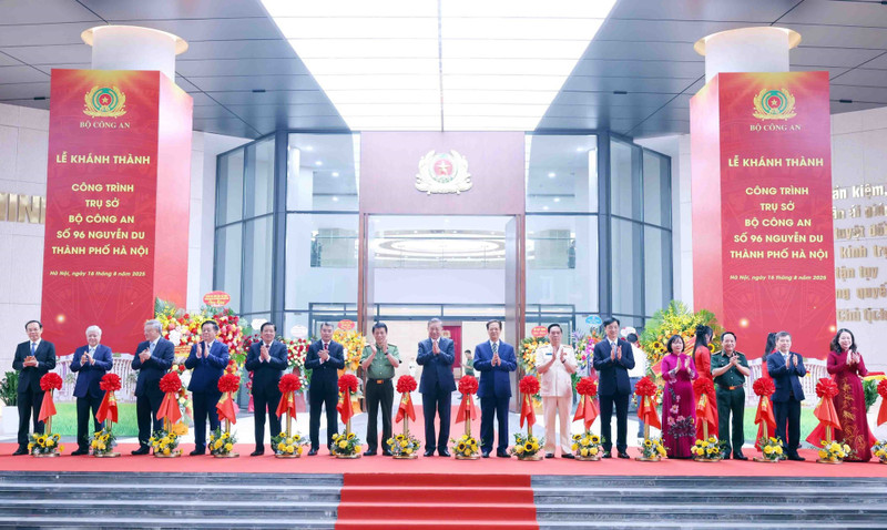 Los delegados inauguran la sede del Ministerio de Seguridad Pública. (Foto: Nhan Dan)