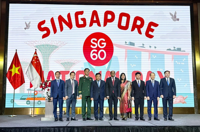 El viceprimer ministro vietnamita Nguyen Chi Dung y delegados. (Foto: VNA)