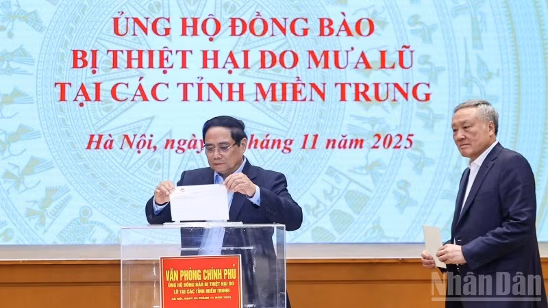 El primer ministro de Vietnam, Pham Minh Chinh, dona para apoyar a las personas afectadas por los desastres naturales en la región central. (Foto: Nhan Dan)