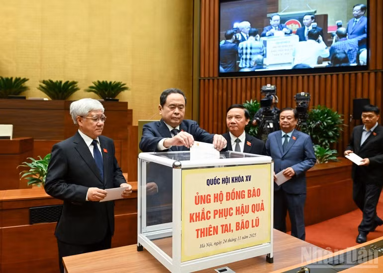 El presidente de la Asamblea Nacional, Tran Thanh Man, y delegados realizan donaciones para ayudar a la población a superar las consecuencias de desastres naturales e inundaciones.