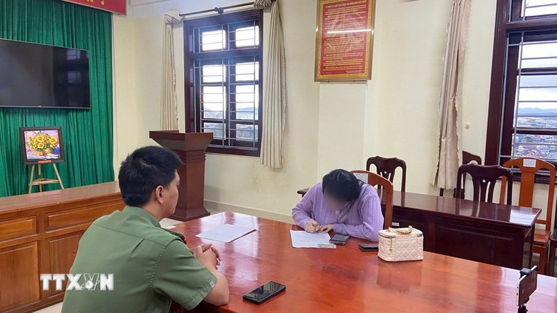 La Policía de la provincia de Lam Dong trabaja con un caso por difundir información falsa relacionada con la situación de los desastres naturales en redes sociales. (Foto: VNA)