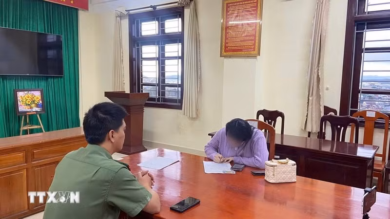 La Policía de la provincia de Lam Dong trabaja con un caso por difundir información falsa relacionada con la situación de los desastres naturales en redes sociales. (Foto: VNA)