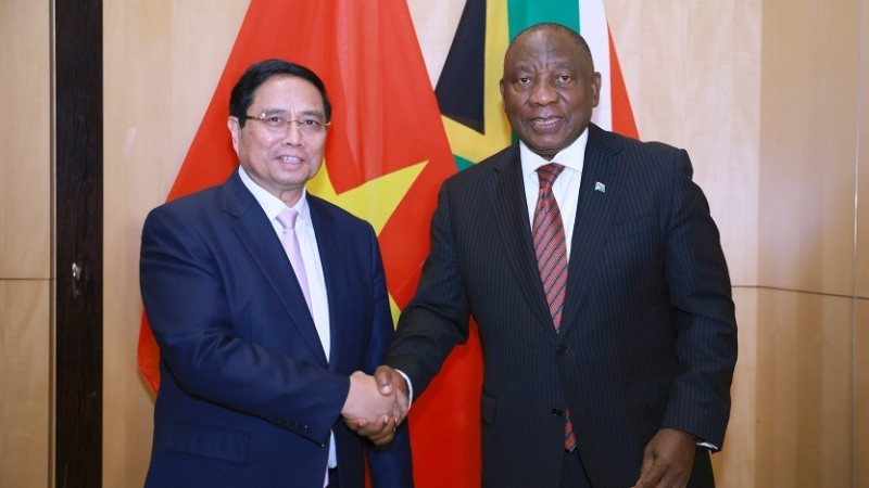 El primer ministro Pham Minh Chinh y el presidente sudafricano Matamela Cyril Ramaphosa. (Foto: VNA)