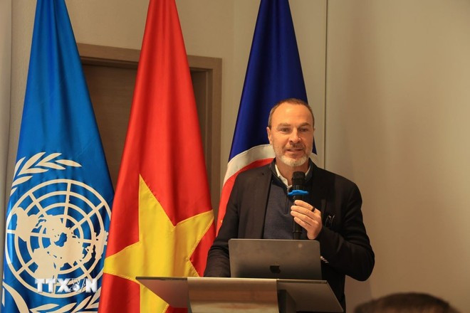 Aymeric Jung, asesor de inversión de impacto y economía regenerativa, participa en el seminario. Foto: VNA