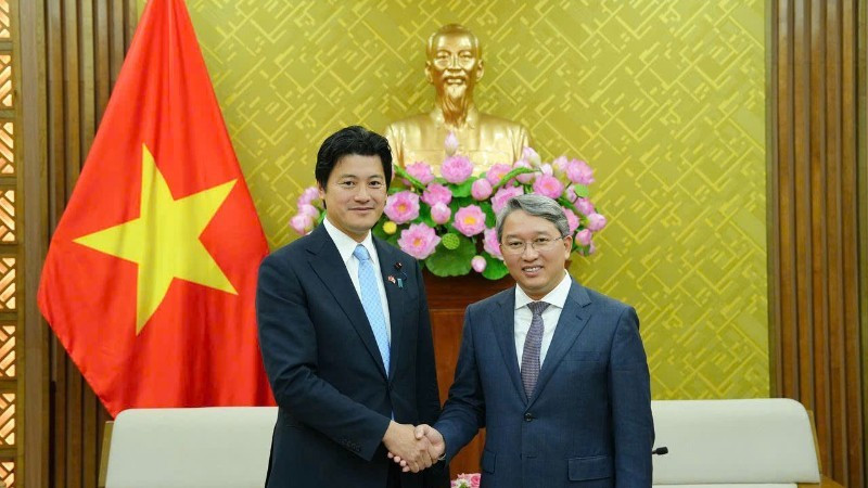El ministro de Justicia de Vietnam, Nguyen Hai Ninh, recibe a Mitani Hidehiro, viceministro de Justicia de Japón. (Foto: Nhan Dan)