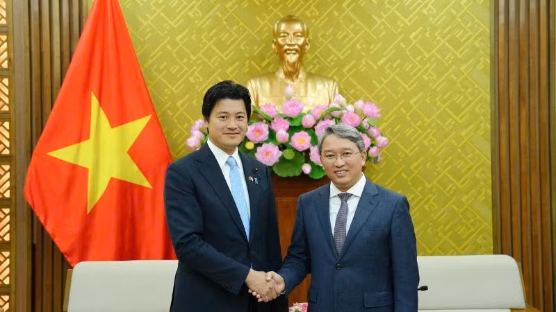 El ministro de Justicia de Vietnam, Nguyen Hai Ninh, recibe a Mitani Hidehiro, viceministro de Justicia de Japón. (Foto: Nhan Dan)
