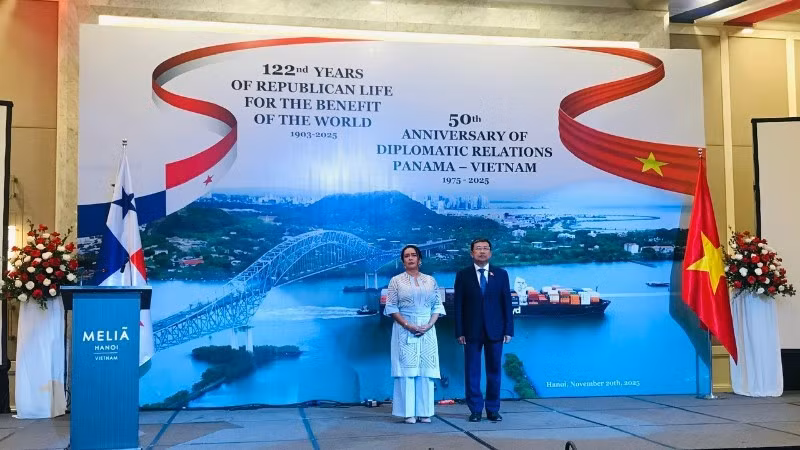 Vu Hai Ha, miembro del Comité Central del Partido y subsecretario a cargo del Comité del Partido en la Asamblea Nacional y miembro del Comité Permanente de la Asamblea Nacional, y Nubiela Ayala Modes, embajadora de Panamá en Vietnam, en la cita. (Foto: Nhan Dan)