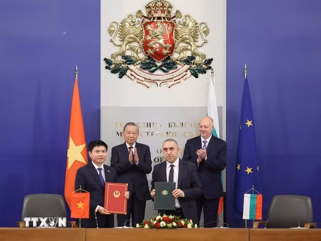 El secretario general del Partido Comunista de Vietnam, To Lam, y el primer ministro búlgaro, Rosen Zhelyazkov, presencian el intercambio de un Memorando de Entendimiento sobre amistad y cooperación entre la provincia vietnamita de Phu Tho y la búlgara de Pernik. (Foto: VNA)