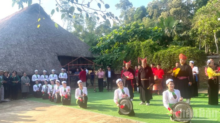 En la Aldea de Cultura y Turismo de las Etnias Minoritarias de Vietnam. (Foto: Nhan Dan)