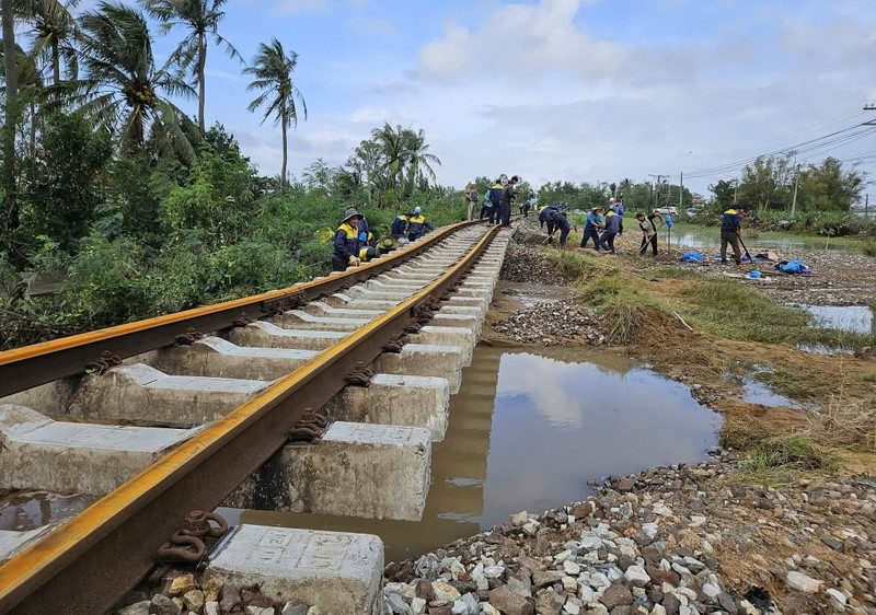 Debido a las fuertes lluvias en la región del Centro-Sur, la Corporación de Ferrocarriles de Vietnam anuncia la suspensión de varios trenes de pasajeros y de carga.