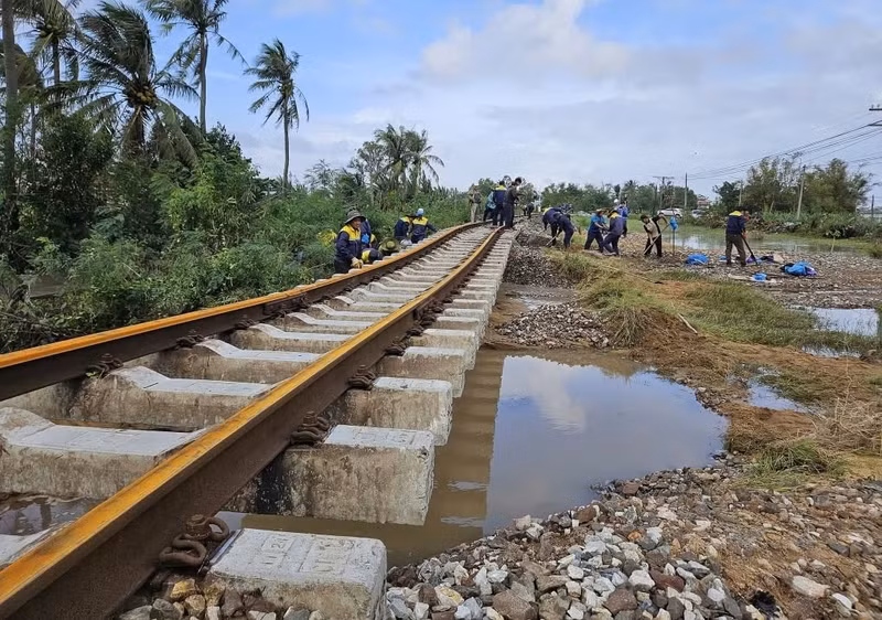 Debido a las fuertes lluvias en la región del Centro-Sur, la Corporación de Ferrocarriles de Vietnam anuncia la suspensión de varios trenes de pasajeros y de carga.