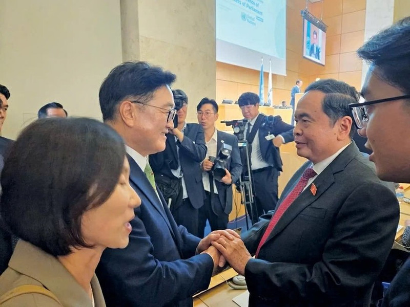 El presidente de la Asamblea Nacional de Vietnam, Tran Thanh Man, se reúne con su similar surcoreano, Woo Won Shik, durante la VI Conferencia Mundial de Presidentes de Parlamentos en Suiza, julio de 2025. (Foto: daibieunhandan.vn)