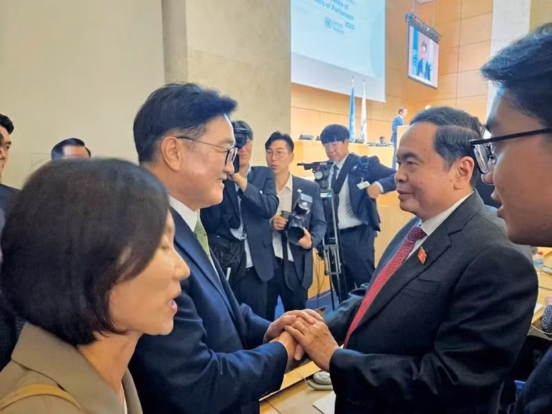 El presidente de la Asamblea Nacional de Vietnam, Tran Thanh Man, se reúne con su similar surcoreano, Woo Won Shik, durante la VI Conferencia Mundial de Presidentes de Parlamentos en Suiza, julio de 2025. (Foto: daibieunhandan.vn)