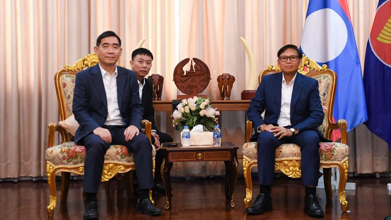 El embajador vietnamita en Tailandia, Pham Viet Hung, y su similar laosiano, Sisavath Inphachanh, en el encuentro. (Foto: Nhan Dan)