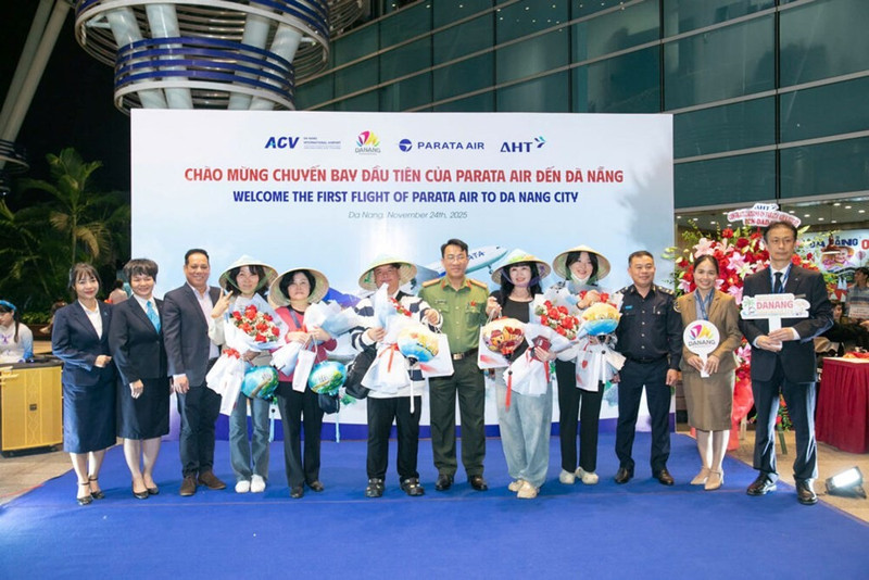 En la la ceremonia de bienvenida al primer vuelo. (Foto: baovanhoa.vn)