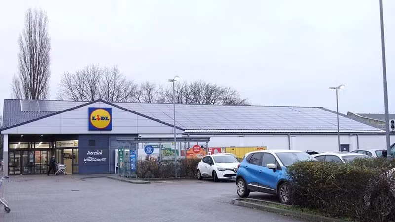 Un supermercado en Alemania instala un sistema de paneles solares. (Foto: Xinhua)