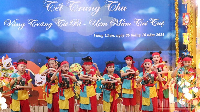 Actuación artística presentada por los niños. (Foto: Nhan Dan)