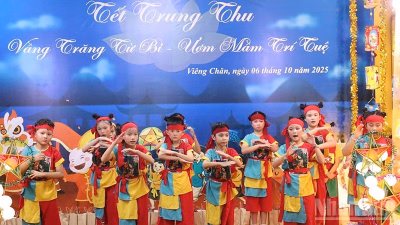 Actuación artística presentada por los niños. (Foto: Nhan Dan)