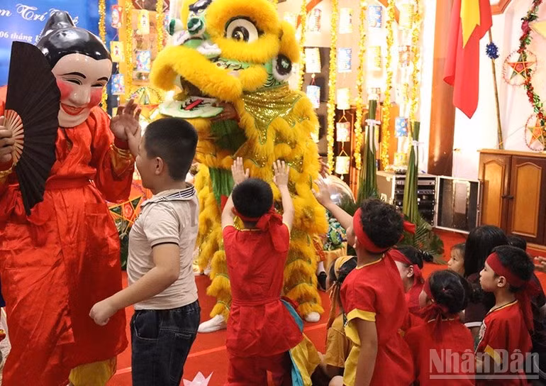 Niños y adolescentes disfrutan de animadas danzas de león.