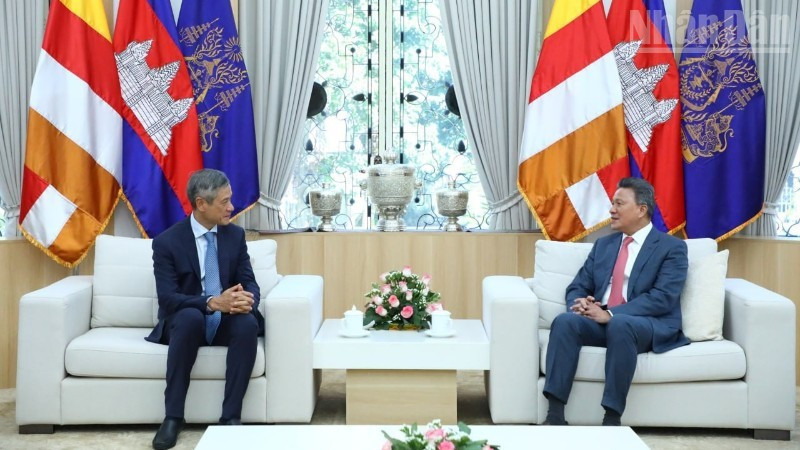 El embajador de Vietnam en Camboya, Nguyen Minh Vu, se reúne con Sun Chanthol, viceprimer ministro y primer vicepresidente del Consejo de Desarrollo de Camboya. (Foto: Nhan Dan)