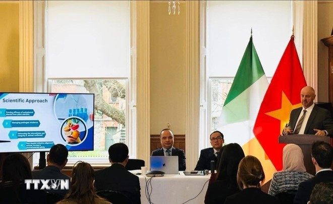 John Cullen, director general de Auranta (Irlanda), grupo agrícola y de alimentación animal, presenta tecnologías y productos respetuosos con el medio ambiente adecuados para las necesidades de la transición verde de Vietnam. (Foto: VNA)