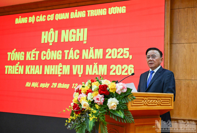 El miembro del Buró Político y miembro permanente del Secretariado del Comité Central del PCV, Tran Cam Tu, habla en la cita. (Foto: Nhan Dan)