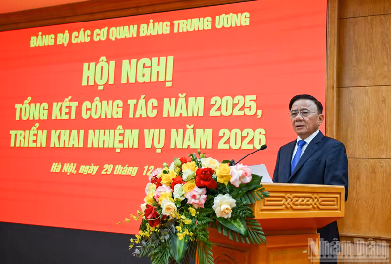 El miembro del Buró Político y miembro permanente del Secretariado del Comité Central del PCV, Tran Cam Tu, habla en la cita. (Foto: Nhan Dan)