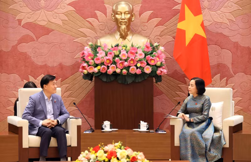 La vicepresidenta de la Asamblea Nacional de Vietnam, Nguyen Thi Thanh, recibe Kim Hak-Min, presidente del Consejo Asesor de Ética del Parlamento surcoreano. (Foto: VNA)