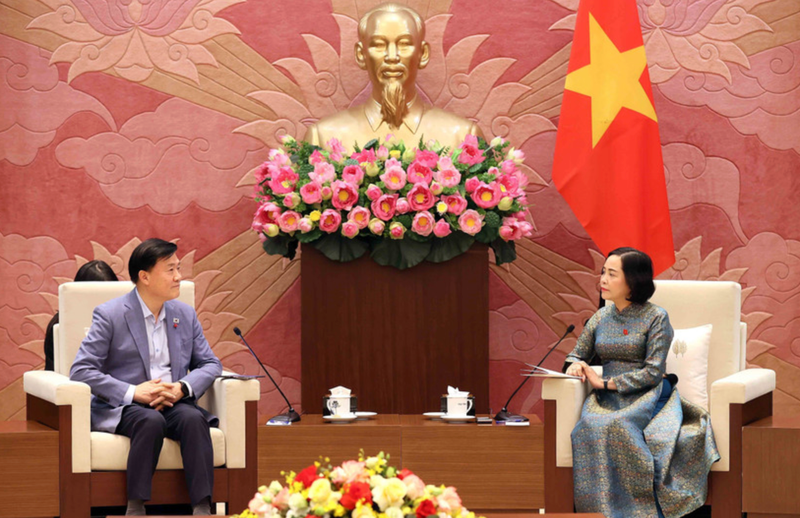 La vicepresidenta de la Asamblea Nacional de Vietnam, Nguyen Thi Thanh, recibe Kim Hak-Min, presidente del Consejo Asesor de Ética del Parlamento surcoreano. (Foto: VNA)