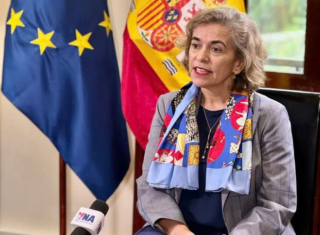 La embajadora de España en Vietnam, Carmen Cano De Lasala, en entrevista con la VNA. (Foto: VNA)