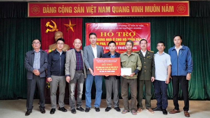 Entregan asistencia financiera para la construcción de viviendas a Tran Van La en la aldea Pha, comuna de Con Cuong, provincia de Nghe An. (Foto: Nhan Dan)