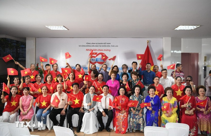 Vietnamitas residentes en el noreste de Tailandia asisten a la actividad conmemorativa por el 50º aniversario de la reunificación nacional. (Foto: VNA)
