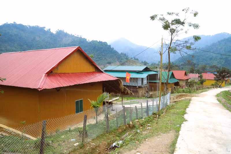 Las nuevas viviendas construidas gracias al programa gubernamental de eliminación de casas precarias han cambiado por completo el aspecto de la aldea y han creado una base sólida que motiva a la comunidad Dan Lai de la comuna de Mon Son (provincia de Nghe An). (Foto: VNA)