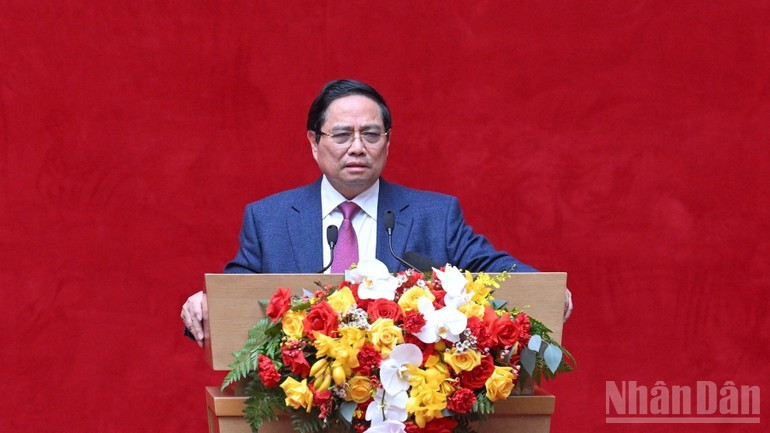 El primer ministro de Vietnam, Pham Minh Chinh, habla en la conferencia. (Foto: Nhan Dan)