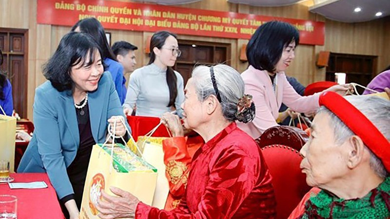 La presidenta del Frente de la Patria de Vietnam, Bui Thi Minh Hoai, entrega obsequios a las personas mayores en Hanói. (Foto: Nhan Dan)