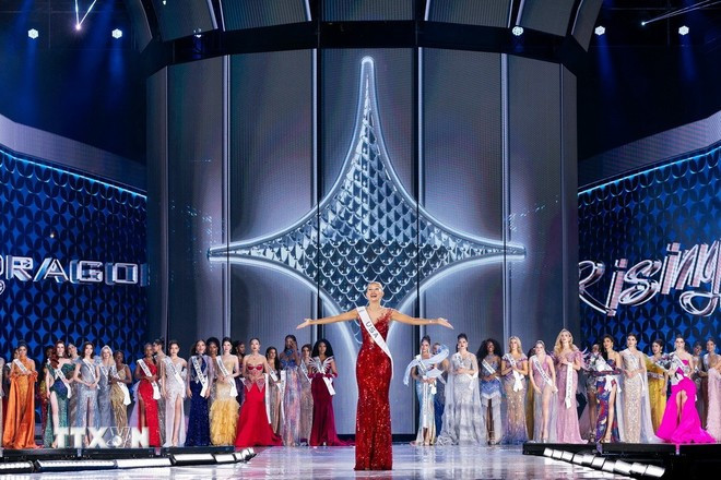 Yolina Lindquist, representante de Estados Unidos, es coronada Miss Cosmo 2025. (Foto: VNA)
