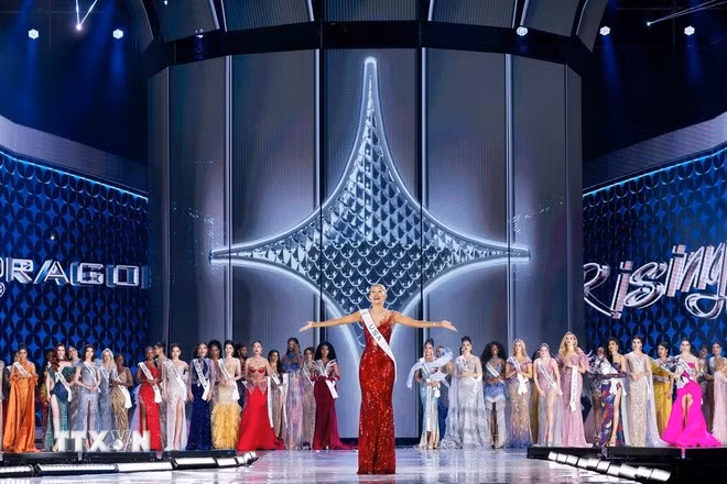 Yolina Lindquist, representante de Estados Unidos, es coronada Miss Cosmo 2025. (Foto: VNA)
