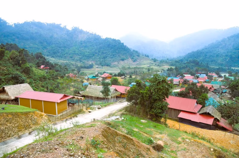 Una vista de la aldea Bung (comuna de Mon Son, provincia de Nghe An), hogar de la comunidad Dan Lai. Hace unas décadas, este era uno de los lugares más remotos y aislados de la comuna de Mon Son (provincia de Nghe An), ubicado en el corazón del Parque Nacional Pu Mat. (Foto: VNA)