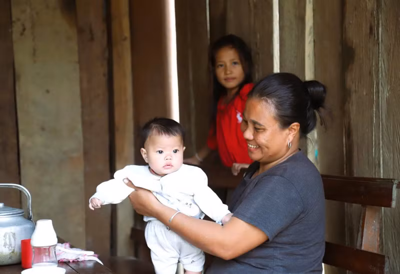 La alegría de una mujer Dan Lai en la aldea Bung (comuna de Mon Son, provincia de Nghe An) junto a sus hijos pequeños. (Foto: VNA)