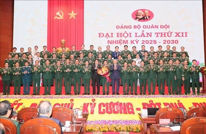 El secretario general del Partido Comunista de Vietnam, To Lam, el presidente, Luong Cuong, y los delegados del Ejército Popular elegidos para asistir al XIV Congreso Nacional del Partido posan para una fotografía en la XII Asamblea del Comité partidista del Ejército Popular de Vietnam, celebrado del 29 de septiembre al 2 de octubre de 2025. (Foto: VNA)