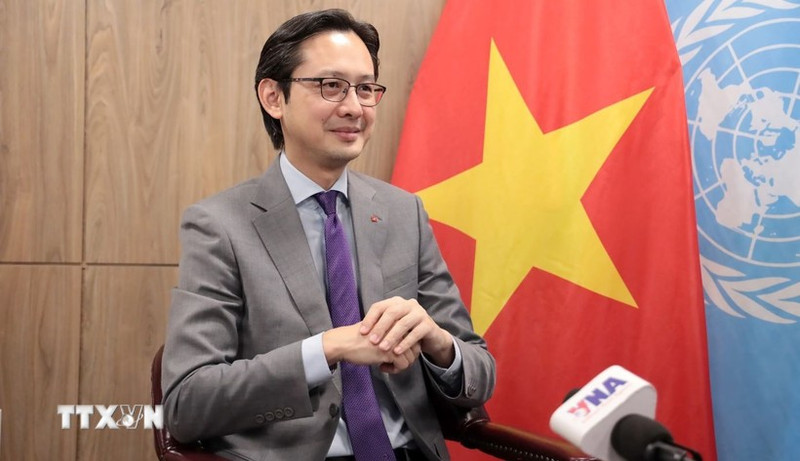 Embajador Do Hung Viet, representante permanente de Vietnam ante las Naciones Unidas en una entrevista concedida a corresponsales de la Agencia Vietnamita de Noticias en Nueva York (Foto: VNA)