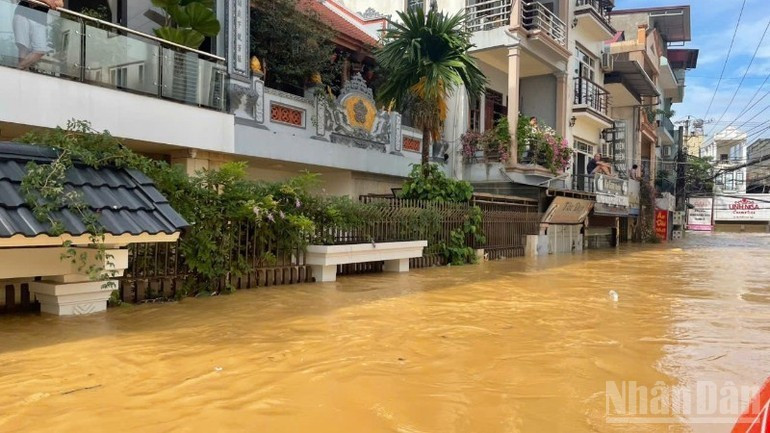 Las profundas inundaciones en las calles del barrio de Phan Dinh Phung, provincia de Thai Nguyen, a principios de octubre de 2025. (Foto: Nhan Dan)