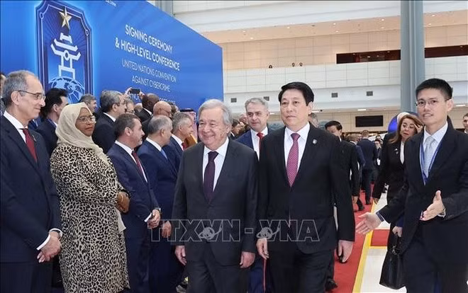 El presidente Luong Cuong da la bienvenida al secretario general de las Naciones Unidas, António Guterres, a la ceremonia de firma de la Convención de las Naciones Unidas contra la Ciberdelincuencia, que se celebra en Hanoi los días 25 y 26 de octubre de 2025. (Foto: VNA)