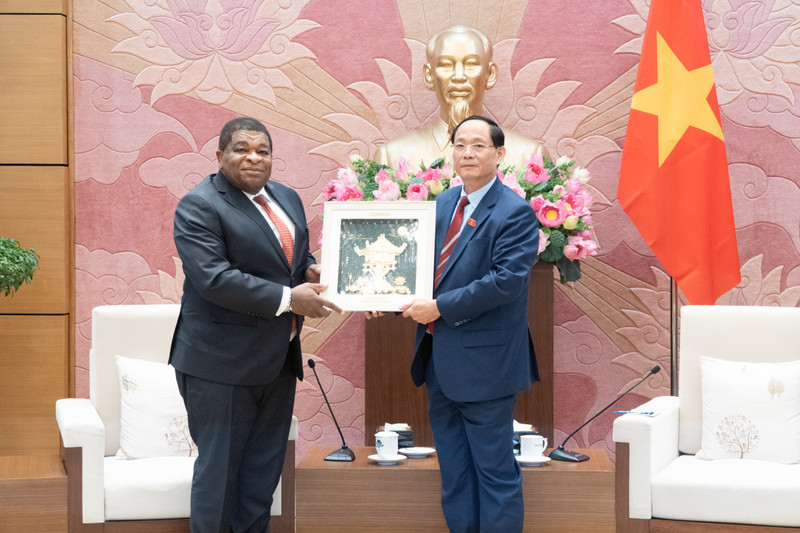 El vicepresidente de la AN Tran Quang Phuong entrega un regalo al secretario general de la UIP, Martin Chungong. (Foto: quochoi.vn)