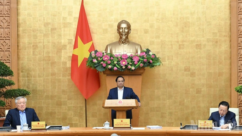 El primer ministro Pham Minh Chinh preside la reunión ordinaria del Gobierno de noviembre. (Foto: Nhan Dan)
