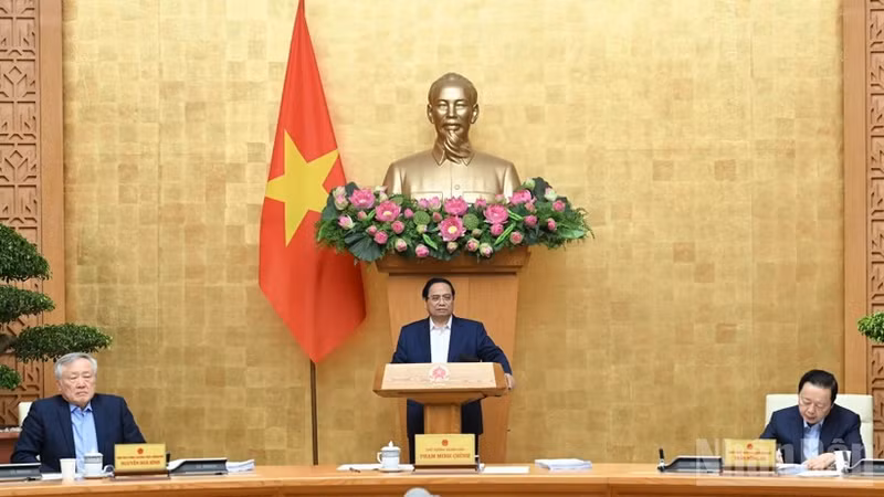El primer ministro Pham Minh Chinh preside la reunión ordinaria del Gobierno de noviembre. (Foto: Nhan Dan)